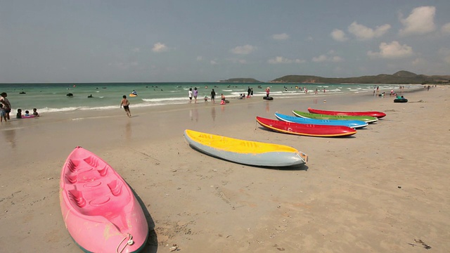 泰国夏日海滩人潮涌动视频素材