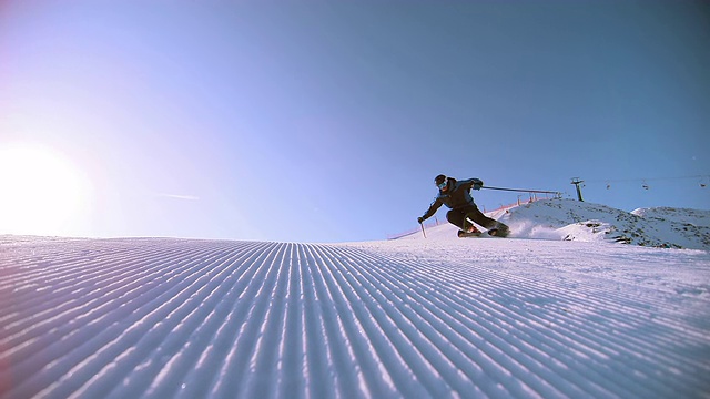 SLO MO男性滑雪者沿着滑雪坡滑行视频购买