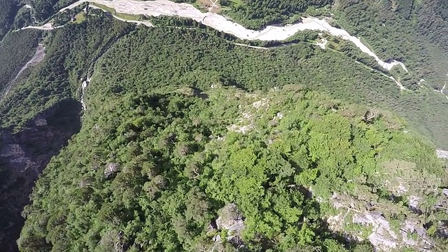 翼服飞行员的视角沿着山脊降落视频素材