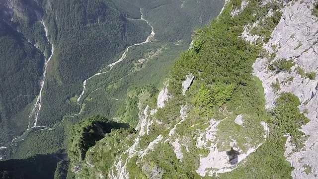 翼服飞行员的视角沿着山脊降落视频素材