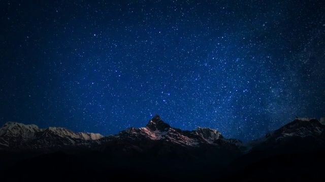 银河在雪山后面升起视频素材