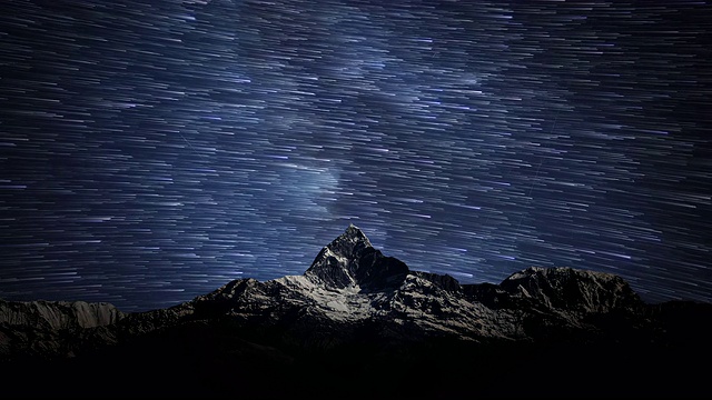 山上的夜空和星迹视频素材