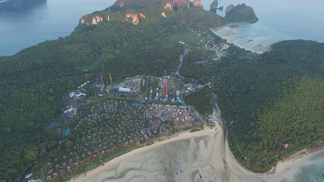 日出后泛鸟观景，飞回岛上视频下载