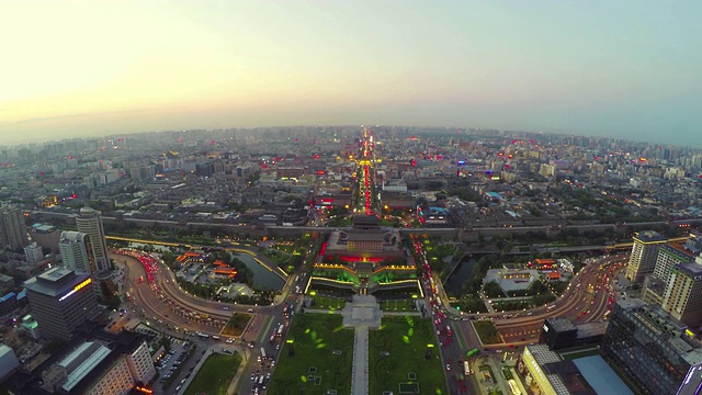 WS鸟瞰图古城墙南门和日落的城市景观/陕西西安，中国视频素材