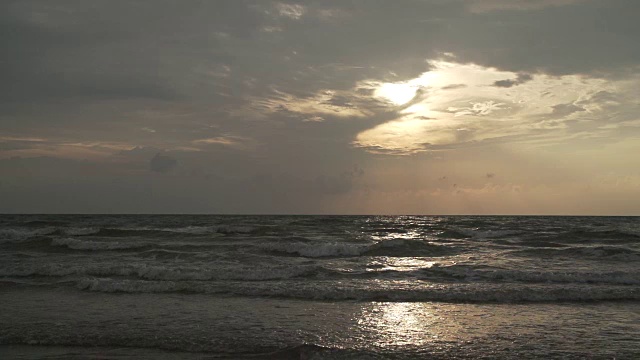 日落时海滩上超慢的海浪视频素材