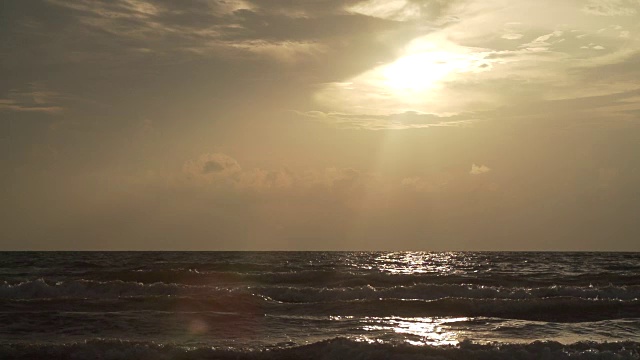 日落时海滩上超慢的海浪视频素材