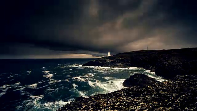 英国康沃尔郡特雷沃斯灯塔暴风雨天气的延时拍摄视频素材