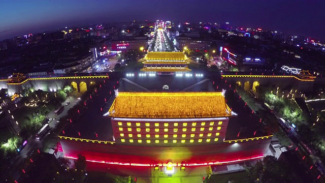 WS古城墙南门夜景鸟瞰图/中国陕西西安视频素材