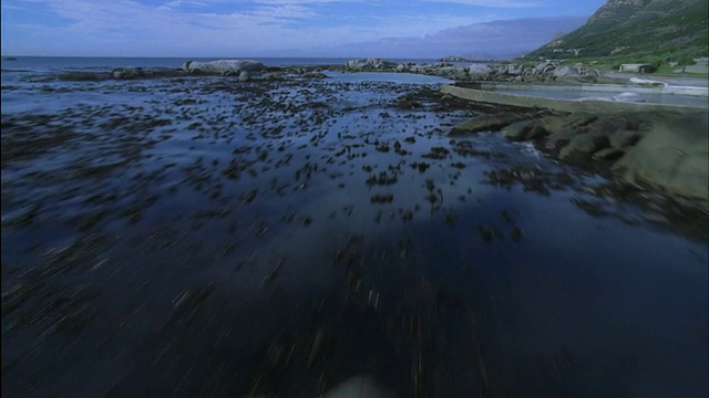 航拍在多岩石的海岸线上空视频素材