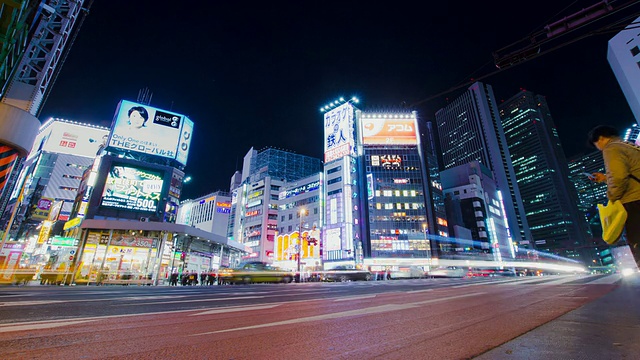 WS T/L LA晚上城市街道上的交通视图/新宿，日本东京视频素材