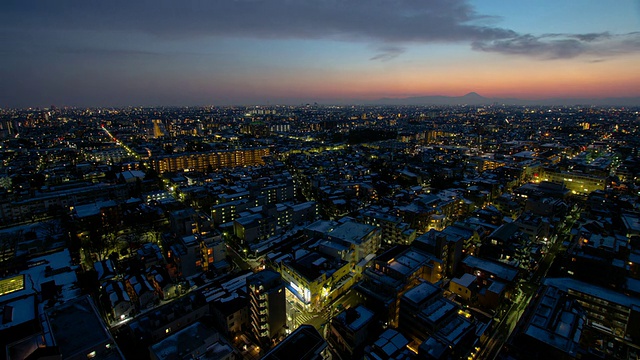 城市天际线和日落时的Mtfuji /新宿，日本东京视频素材