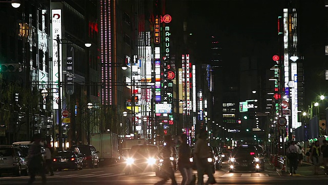 MS拍摄于日本银座/东京，繁忙的城市场景，行人和交通，路灯和霓虹灯零售标志视频素材