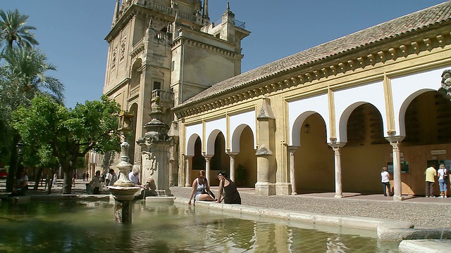 人们在Mezquita Catedral de CÃ³rdoba /科尔多瓦喷泉旁放松的MS View，安达卢西亚，西班牙视频素材