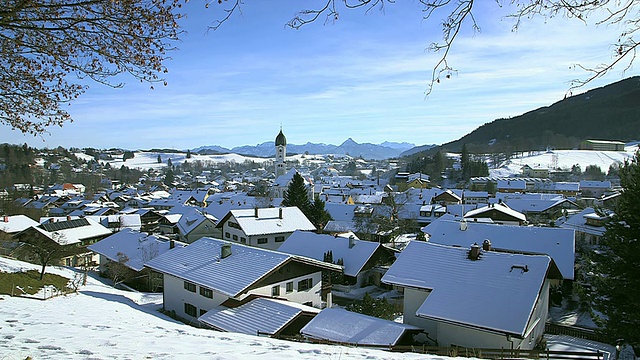 德国巴伐利亚奈瑟尔旺，冬天城里房子屋顶上的雪视频素材