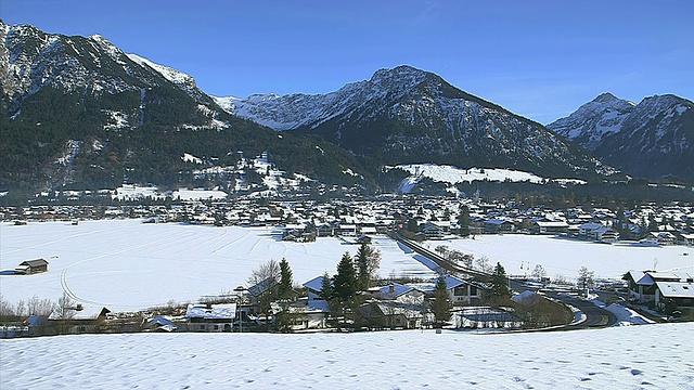 WS小镇与山在冬天/ Oberstdorf，巴伐利亚，德国视频素材