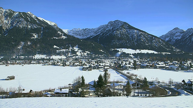 WS小镇与山在冬天/ Oberstdorf，巴伐利亚，德国视频素材