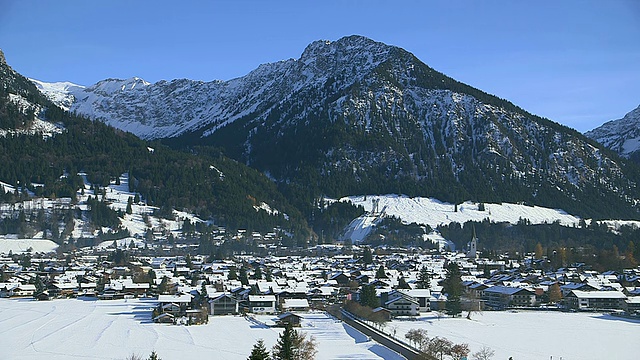 WS小镇与山在冬天/ Oberstdorf，巴伐利亚，德国视频素材