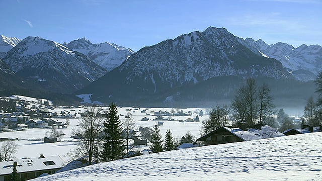 WS小镇与山在冬天/ Oberstdorf，巴伐利亚，德国视频素材