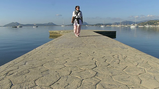 在西班牙马略卡岛波伦卡海滨散步的女人视频素材