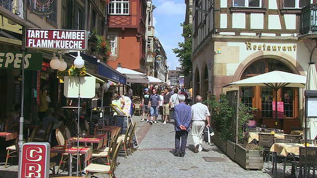 法国阿尔萨斯，斯特拉斯堡，Rue du Maroquin / Strasbourg, Petite France老城视频素材