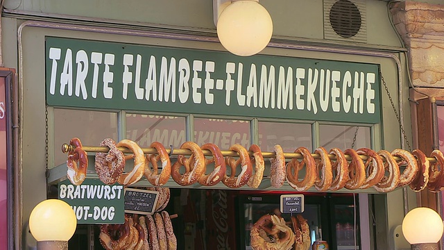 小法国老城酒店的标牌，Rue du Maroquin / Strasbourg，阿尔萨斯，法国视频素材