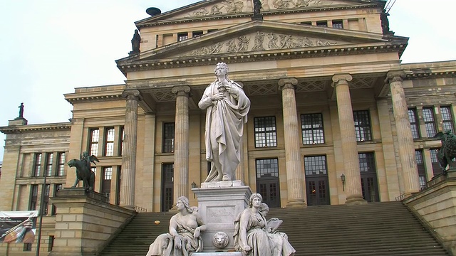 MS Shot of gendarmenmark, Schiller Monument, Konzerthaus /柏林，德国视频素材