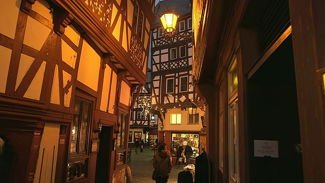 MS Shot at Bernkastel Kues, Moselle Valley, market square at christmas time / Bernkastel Kues，莱茵兰-普法尔茨，德国视频素材