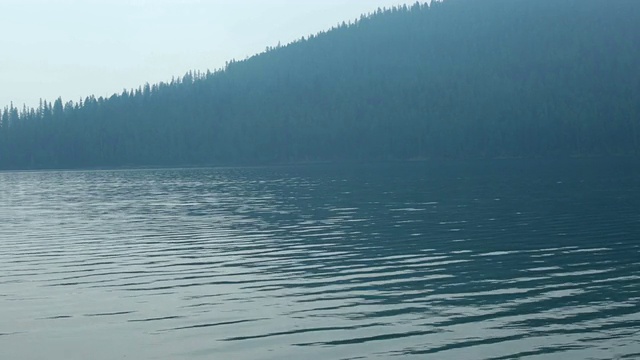 平静的水波在山的湖和朦胧的山的背景。视频素材