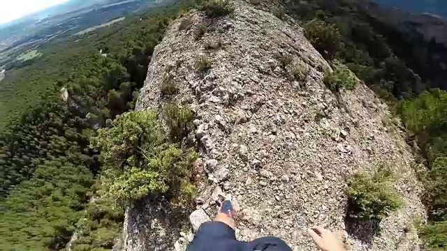 从波夫走在悬崖边的山上。视频素材