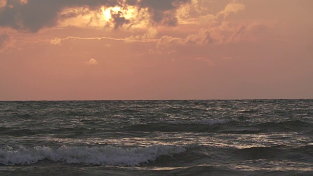 日落时超慢的海浪视频素材