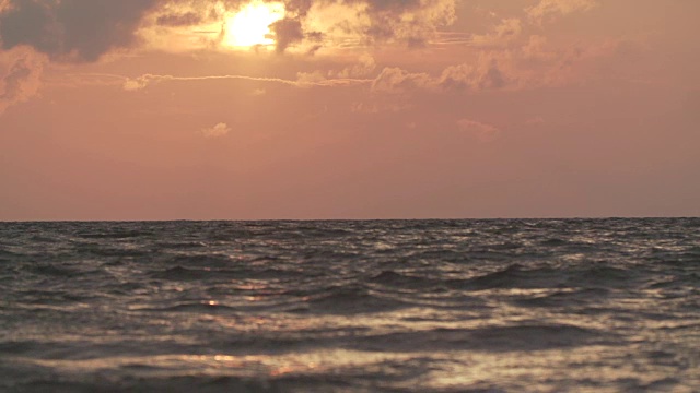 日落时超慢的海浪视频素材