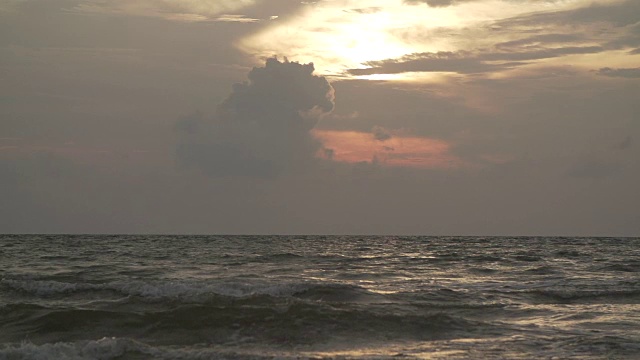 日落时超慢的海浪视频素材