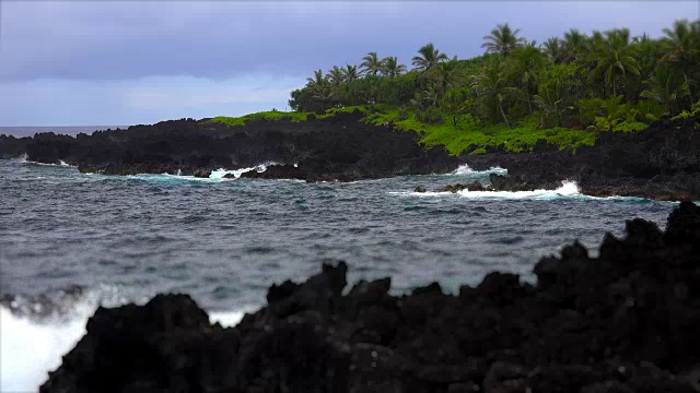 夏威夷毛伊岛，海浪撞击着火山岩视频素材