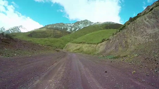 POV汽车行驶在积雪和蜿蜒的山路上/中国青海。视频素材