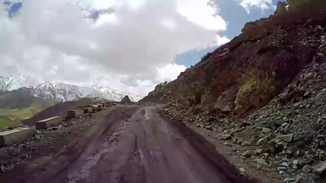 T/L POV汽车行驶在积雪和蜿蜒的山路上/青海，中国。视频素材