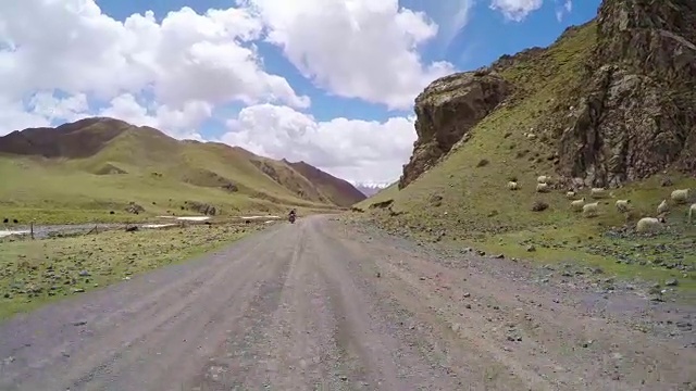 中国青海，在蜿蜒山路上行驶的汽车。视频素材