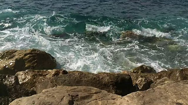 海浪冲刷岩石的特写视频素材