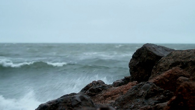 海浪猛烈地拍打着岩石视频素材