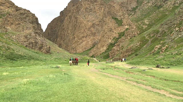 约林峡谷是位于蒙古南部古尔万赛汗山脉的一个又深又窄的峡谷。视频素材