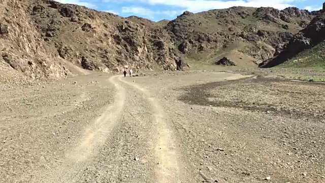 这是一条穿过蒙古南部古尔万赛汗山脉中幽深狭窄的约林峡谷的道路。视频素材