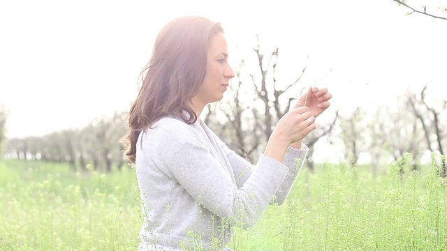 女人在闻苹果花，特写视频素材