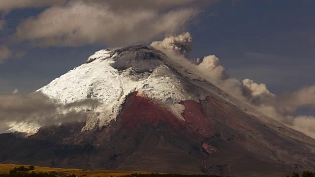 厄瓜多尔科托帕希火山于2015年9月10日喷发。可以看到冰川正在融化。视频素材