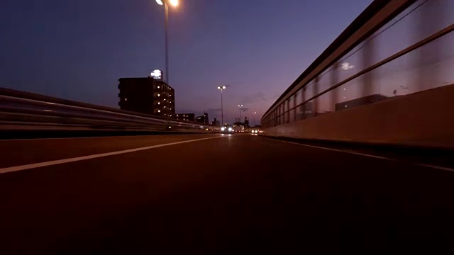 在高速公路上行驶在黄昏-后视镜- 4K-视频素材