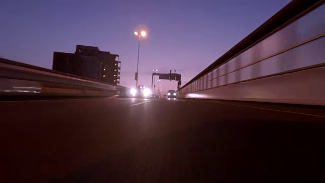 高速公路收费站在黄昏通过-后视图- 4K-视频素材