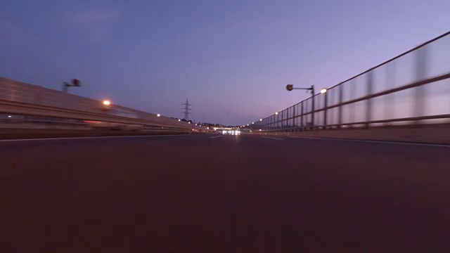 在高速公路上行驶在黄昏-后视镜- 4K-视频素材