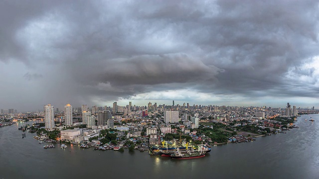 暴风雨的乌云笼罩着这座城市。视频素材