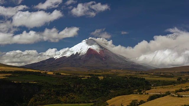 厄瓜多尔科托帕希火山于2015年9月10日喷发。从北面看，前景是里约热内卢Pita峡谷。视频素材