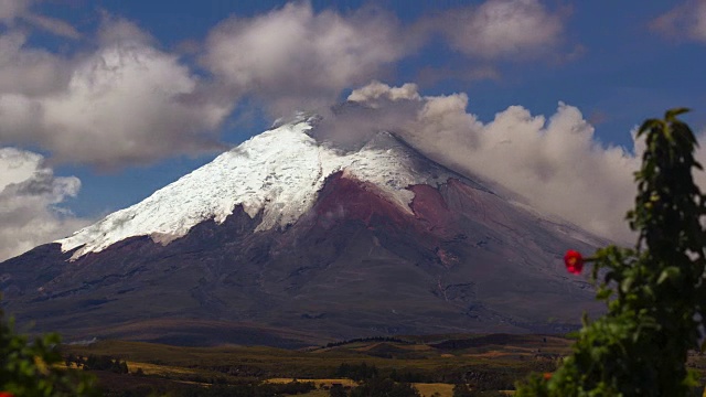 厄瓜多尔科托帕希火山于2015年9月10日喷发。前景中有西番莲藤(Taxo)。视频素材