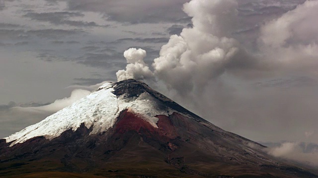 厄瓜多尔科托帕希火山于2015年9月11日喷发。这座火山正在喷发火山灰含量低的水蒸气。视频素材