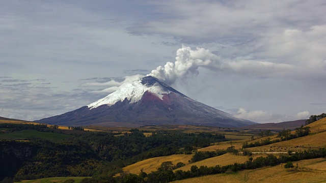 厄瓜多尔科托帕希火山于2015年9月11日喷发。这座火山正在喷发火山灰含量低的水蒸气。从北面看，前景是里约热内卢Pita峡谷。视频素材